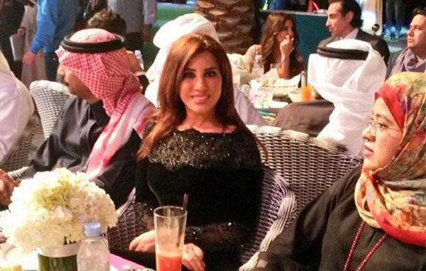صور هيفاء وهبي بشعر أحمر في حفل افتتاح كافية روتانا في دبي 2014
