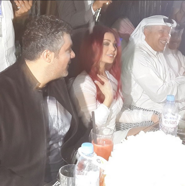 صور هيفاء وهبي بشعر أحمر في حفل افتتاح كافية روتانا في دبي 2014