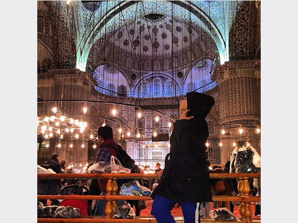 صور احلام بالتريننج وبدون مكياج في مسجد السلطان أحمد 2014