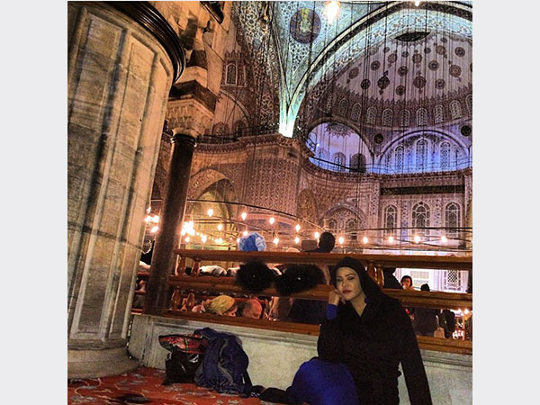 صور احلام بالتريننج وبدون مكياج في مسجد السلطان أحمد 2014