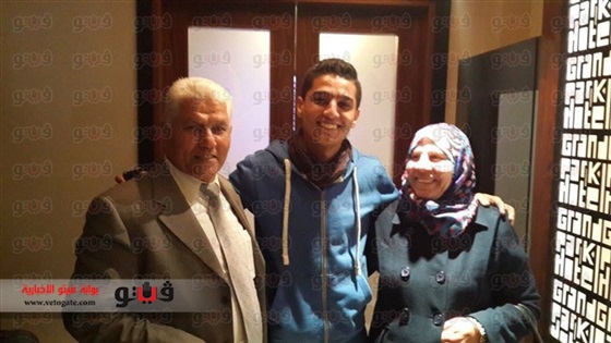 بالصور محمد عساف يلتقي بوالده ووالدته بعد غياب طويل