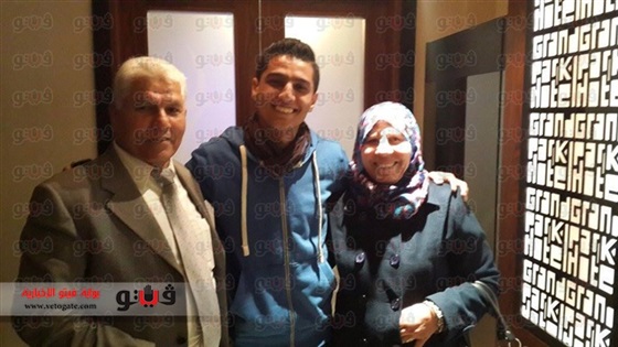 بالصور محمد عساف يلتقي بوالده ووالدته بعد غياب طويل