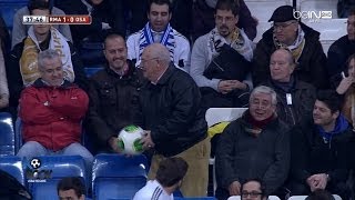 بالفيديو مشجع عجوز يداعب الجمهور ويأخذ الكرة في مباراة ريال مدريد وأوساسونا 9-1-2014
