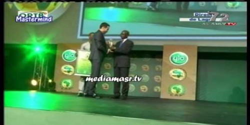 بالفيديو لحظة تتويج محمد ابوتريكة بلقب أفضل لاعب افريقي لعام 2013