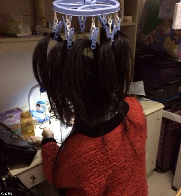 بالصور طريقة جديدة لمقاومة النعاس طالبة صينية تعلق شعرها فى السقف