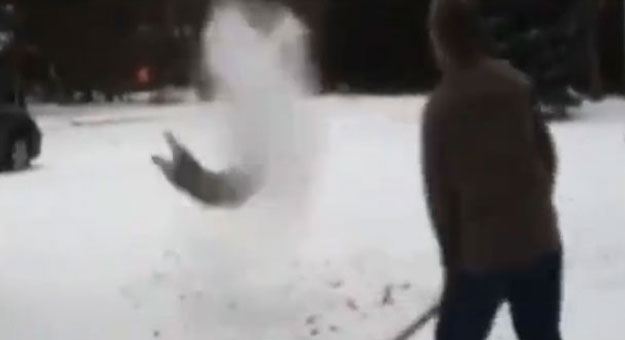 رجل يقذف كلبه بالجليد ,, بالفيديو