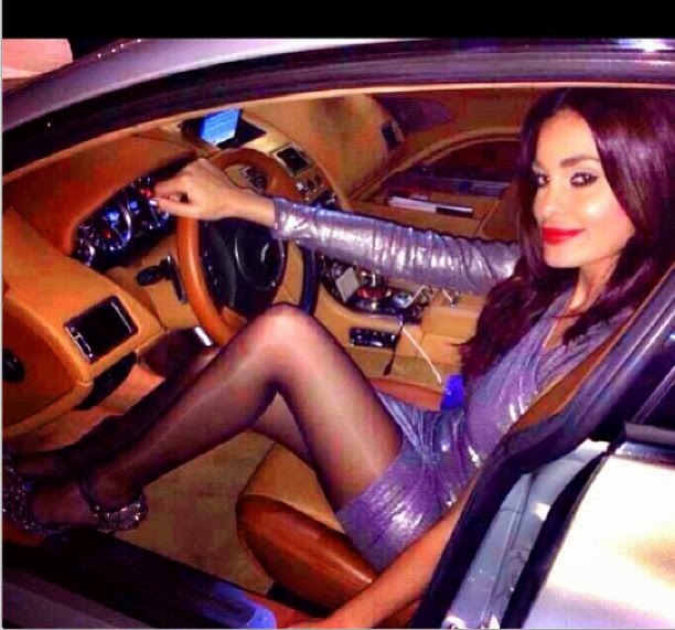 صور دومينيك بفستان مثير وهي تقود سيارتها المفضلة 2014