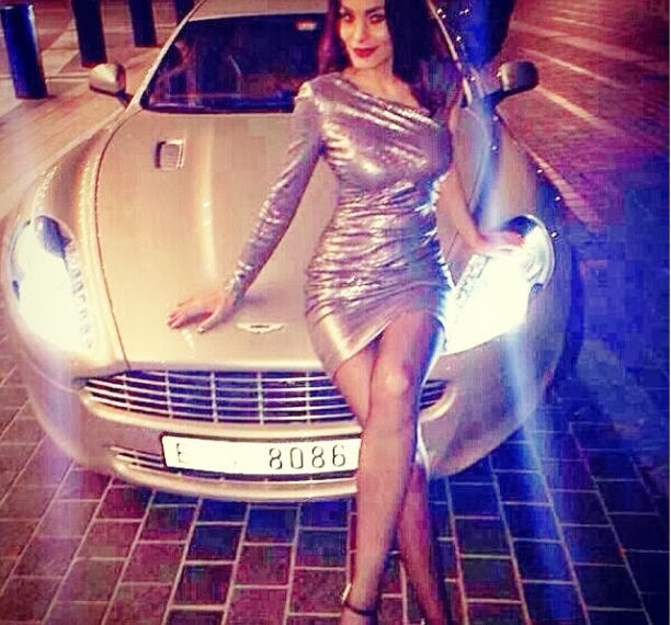 صور دومينيك بفستان مثير وهي تقود سيارتها المفضلة 2014