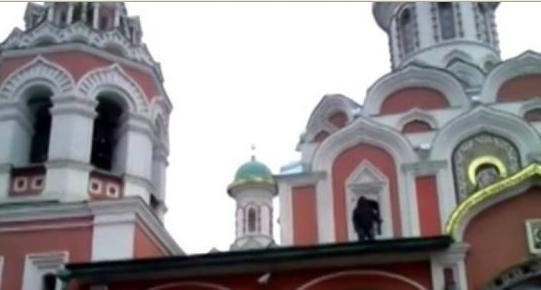 شاهد بالفيديو مسلم يؤذِّن للصلاة أعلى كنيسة في روسيا