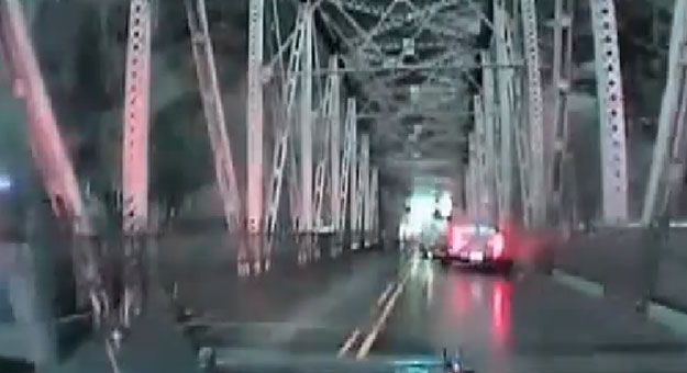 بالفيديو أمريكية تقفز من فوق الجسر بعد ان ارتكبت مخالفة مرورية