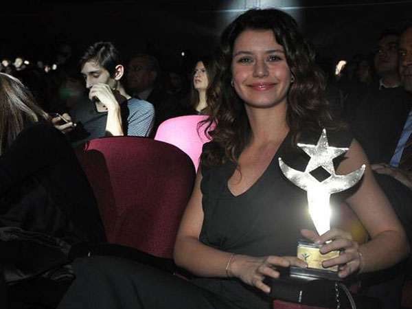 صور بيرين سات لحظة حصولها على جائزة أفضل ممثلة سينمائية لعام 2013