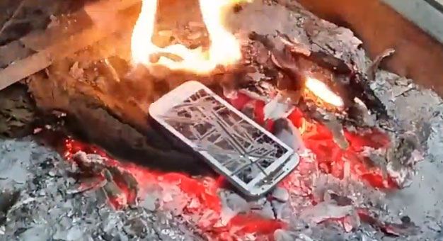 بالفيديو شاهد - سعودى يلقي هاتفه الجالاكسى في النار