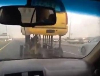 مواطن سعودي يرفع سيارته مترين ويقودها بسرعة جنونية - فيديو