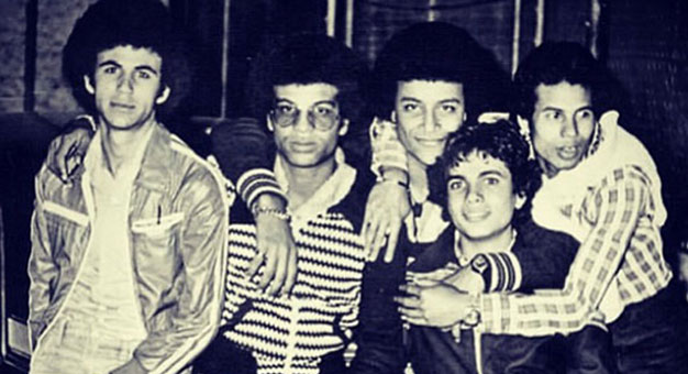 صور عمرو دياب في مرحلة المراهقة مع أصدقائه