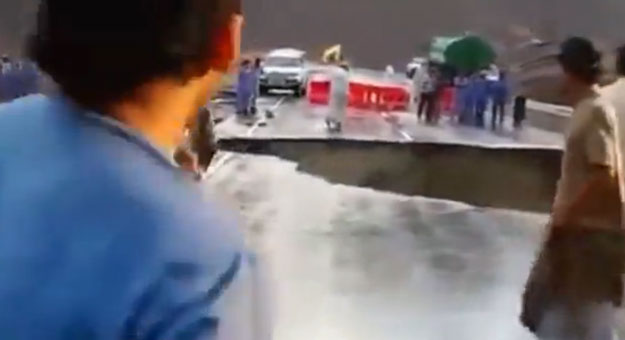 بالفيديو - إماراتى ينجو بمعجزة من انهيار الجسر