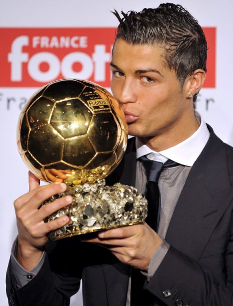 صور وفيديو تتويج كريستيانو رونالدو بلقب افضل لاعب في العالم 2013