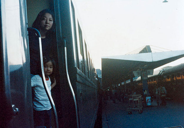 مصورة يابانية تدمج صورها وهى طفلة مع صورها وهى شابة في نفس المكان
