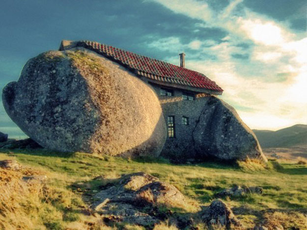 منزل مصنوع من صخرتين عملاقتين - صور