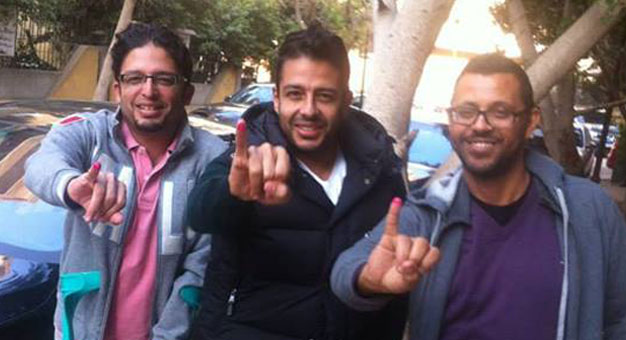 صور محمد حماقي مع شقيقه لحظة الاستفتاء على الدستور المصري 2014