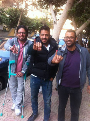 صور محمد حماقي مع شقيقه لحظة الاستفتاء على الدستور المصري 2014