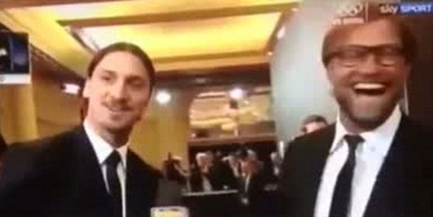 إبراهيموفيتش يضرب تشافى على قفاه في حفل الكرة الذهبية - فيديو وصور