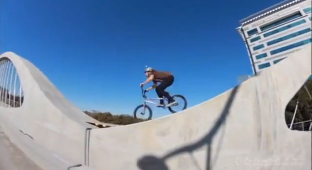 شاب أمريكي يقود دراجته فوق سور الجسر - فيديو