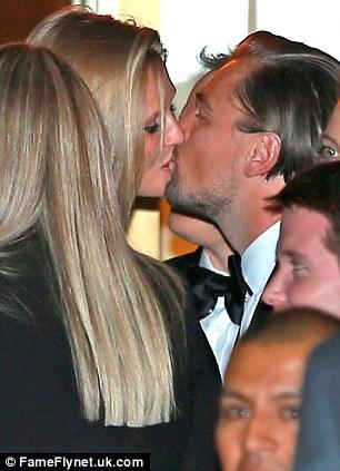 صور ليوناردو دي كابريو وهو يقبل حبيبته توني غارن في حفل جولدن جلوب 2014