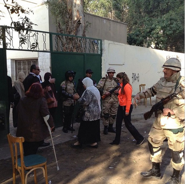 صور النجمة غادة عبد الرازق في الاستفتاء على الدستور المصري 2014
