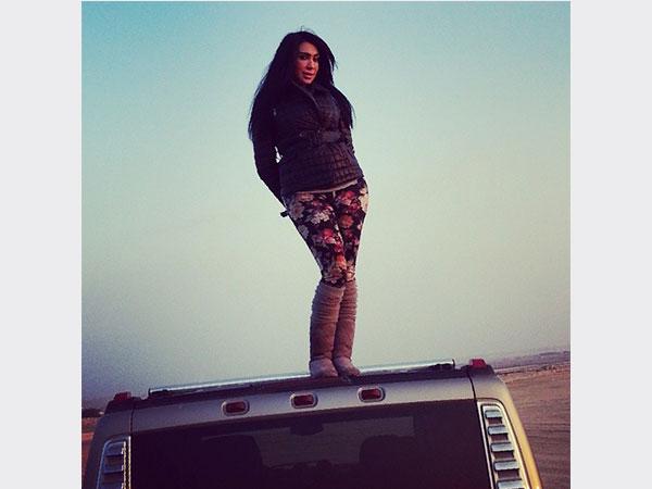 صور فاطمة عبد الرحيم فوق سيارتها في الصحراء , صور الفنانة البحرينية فاطمة عبد الرحيم 2014