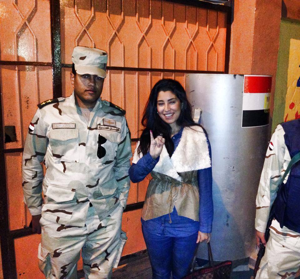 صور ايتن عامر في الاستفتاء على الدستور المصري 2014