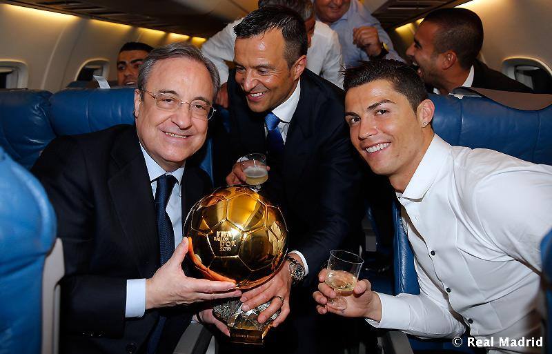 صور كريستيانو رونالدو وهو يحتفل بالكرة الذهبية مع فلورينتينو بيريز رئيس نادى ريال مدريد