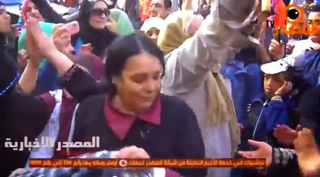 مصرية تخلع حجابها وترقص على اغنية تسلم الايادي - فيديو