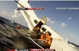 راكب طائرة منكوبة يرصد سقوطها في الماء - فيديو