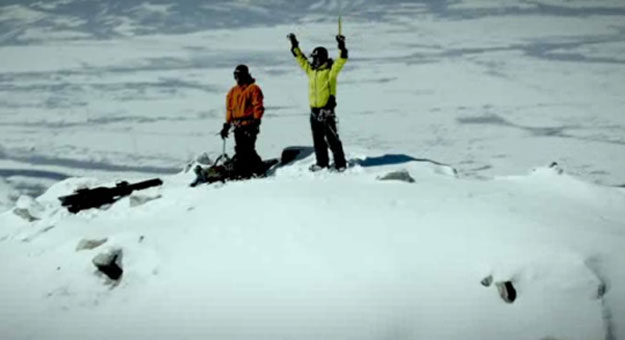 شاهد بالفيديو متزلج يسقط حيًّا من ارتفاع 1000 متر
