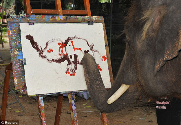 بالصور فيل يبدع برسم أفضل اللوحات الفنية