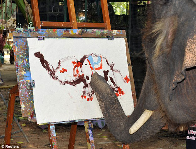 بالصور فيل يبدع برسم أفضل اللوحات الفنية