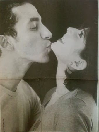 صورة قبلة أحمد حلمي لزوجته منى زكي تثير الجدل على الفيسبوك