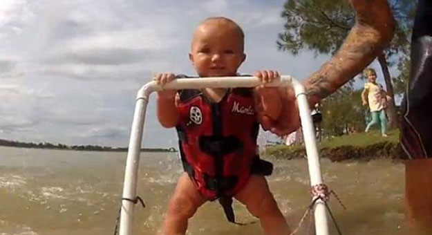 بالفيديو طفل عمره 7 شهور يتزلج على المياه قبل تعلم المشى