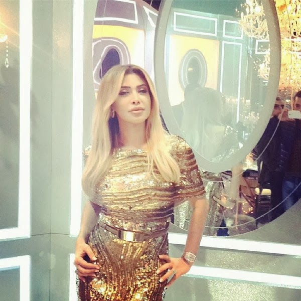 صور نوال الزغبي بفستان ذهبي في برنامج نورت مع اروى 2014