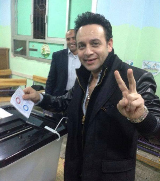 صور مصطفى قمر وهو يدلي بصوته في الاستفتاء على الدستور المصري 2014