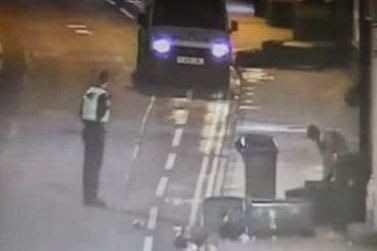 شاب يقلي القمامة في الشارع شاهد كيف تعاملت الشرطة البريطانية معه - فيديو