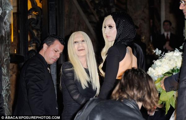 صور ليدي غاغا في عرض ازياء Versace