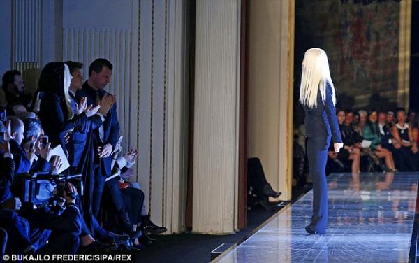 صور ليدي غاغا في عرض ازياء Versace