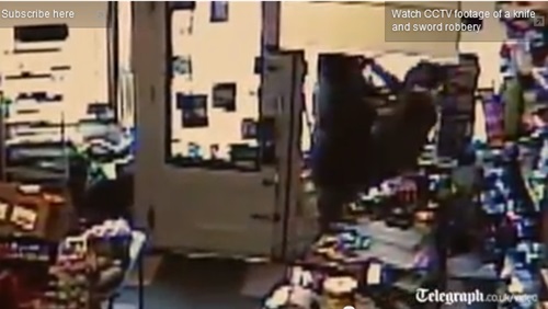 بالفيديو صاحب متجر يضرب لص مسلح حاول سرقته