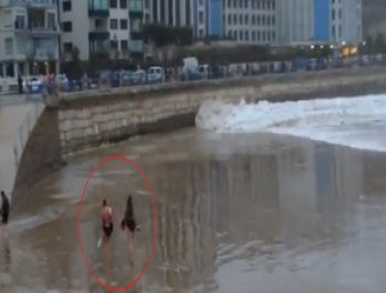 بالفيديو فتاة تستقبل موجة مد على شواطئ اسبانيا بالرقص والاستهزاء - شاهد ماذا حدث لها