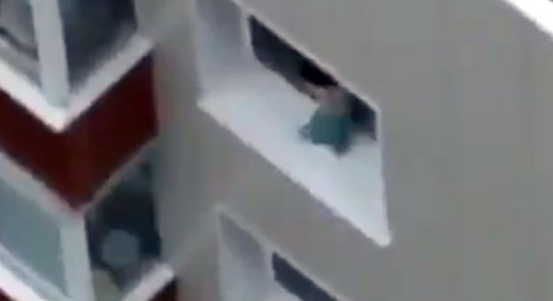 بالفيديو طفل يمشي على حافة نافذة بمبنى مرتفع