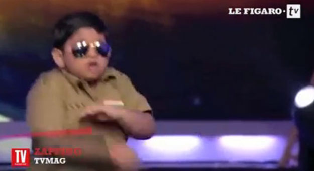 بالفيديو - طفل هندى ناضح يرقص بطريقة مضحكة في مسابقة مواهب