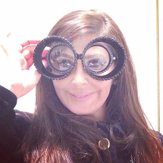 صور إليسا وهي ترتدي نظارة كبيرة من صفحتها على الفيس بوك 2014