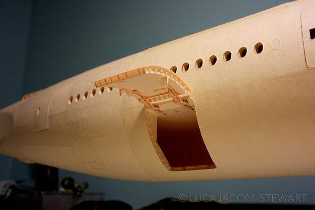 بالفيديو والصور شاهد طائرة بوينج 777 مصنوعة من الورق المقوى