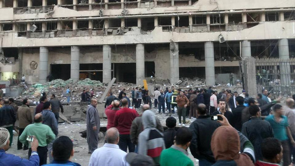 4 قتلى في هجوم بسيارة مفخخة على مديرية أمن القاهرة اليوم الجمعة 24-1-2014